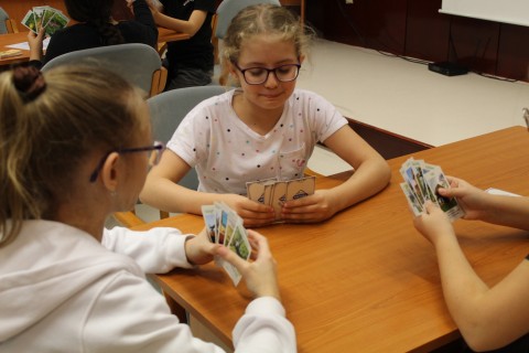 A kiállításhoz készített Fekete Péter kártyával játszanak a gyerekek.