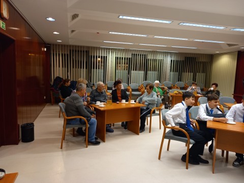 A játákban résztvevők az eredményhirdetés előtt.