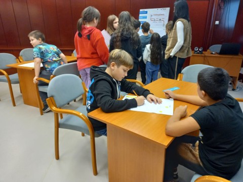 Keresztrejtvényt fejtenek a gyerekek a Veszélyes és értékes! Mindent az e-hulladékokról című játékos, interaktív könyvtári foglalkozáson.