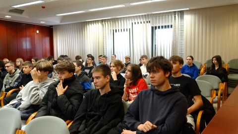 A középiskolai diákok figyelmesen hallgatják Kádár András előadását a mobil újrahasznosítási programról és az élőhelyek védelméről.