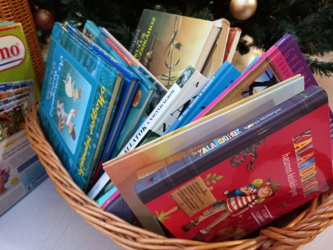 Téma szerint szétválogatott könyvek a kosárban.