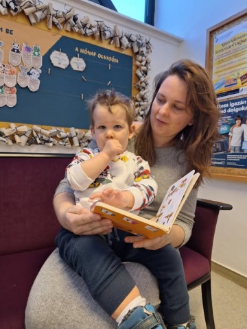 A nyertes az édesanyjával.