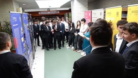 Középiskolai diákok meghallgatják a tárlatvezetést.