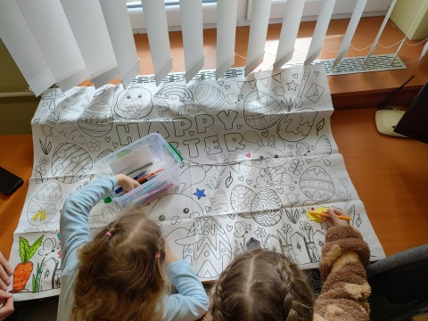 Színes húsvéti kifestő a játszóházon.