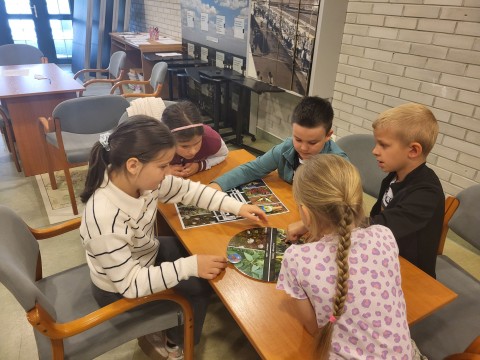 Tápnövény társítás során a gyerekek megkeresik az adott lepke tápnövényét.