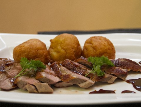 https://www.mindmegette.hu/mezes-kacsamell-hazi-burgonyafankkal.recept/